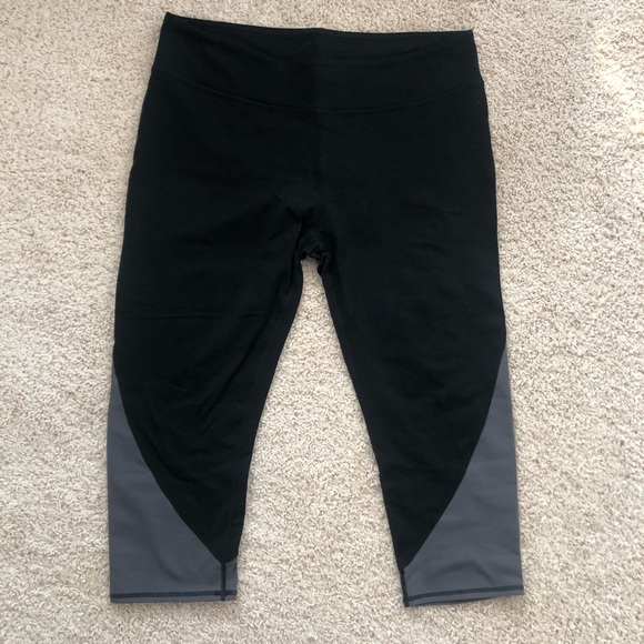 Fabletics Crop Leggings - Picture 2 of 8